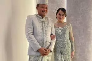 Bukan kekasih, gaya pemotretan 11 pasang seleb ini bak prewedding