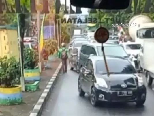 Aksi driver ojol bantu mobil damkar di tengah kemacetan TikTok Aksi driver ojol bantu mobil damkar di tengah kemacetan TikTok