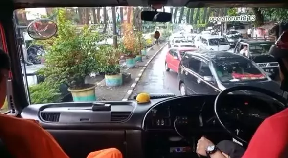Aksi driver ojol bantu mobil damkar di tengah kemacetan TikTok Aksi driver ojol bantu mobil damkar di tengah kemacetan TikTok