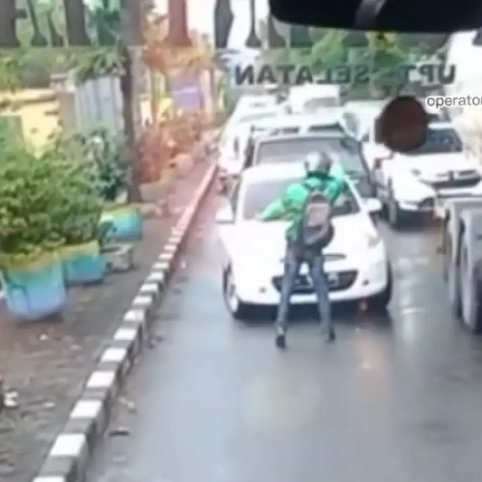 Aksi driver ojol bantu mobil damkar di tengah kemacetan, tuai pujian