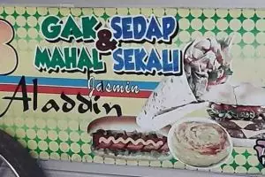 15 Tulisan promosi pedagang kurang tanda baca ini bikin beda makna