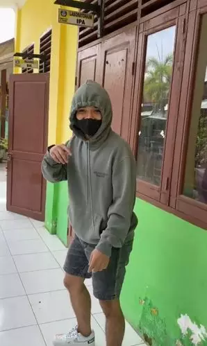 Momen pria beri kejutan adiknya setelah pulang dari Jepang TikTok Momen pria beri kejutan adiknya setelah pulang dari Jepang TikTok