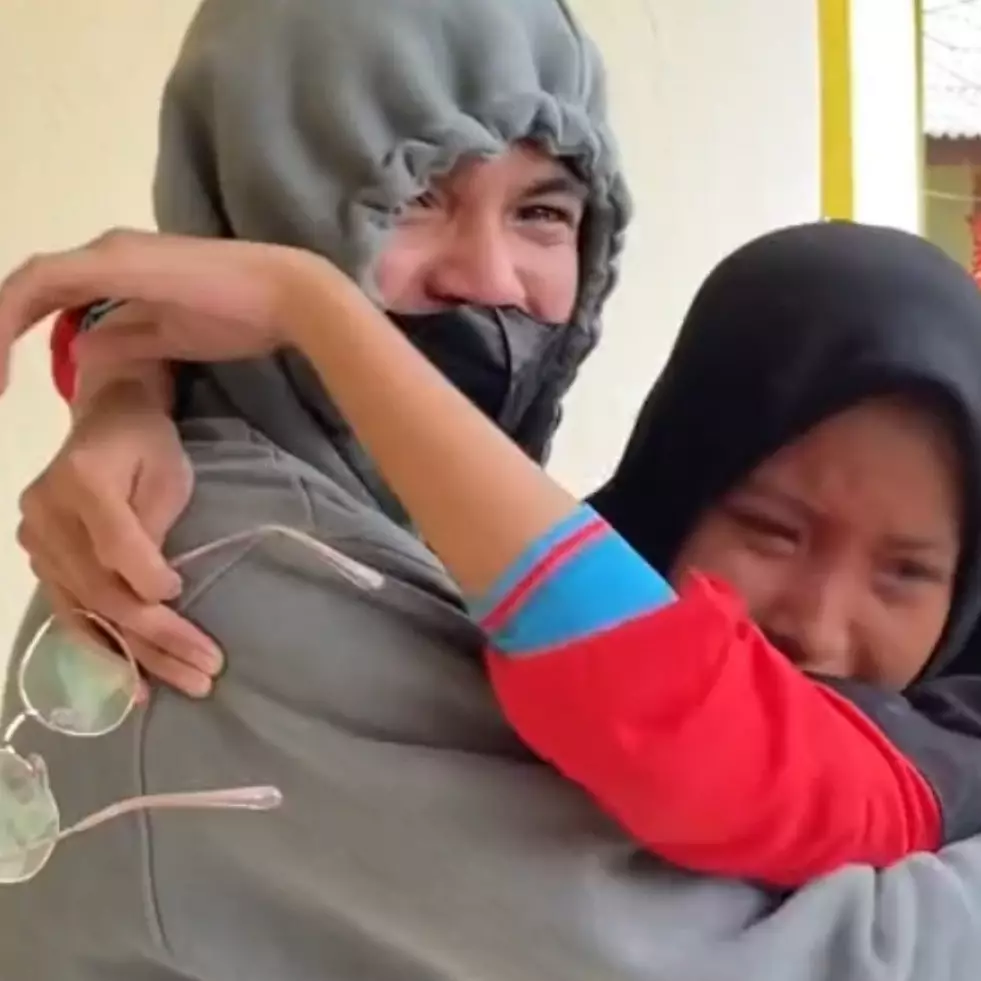 Momen pria beri kejutan adiknya setelah pulang dari Jepang, bikin haru