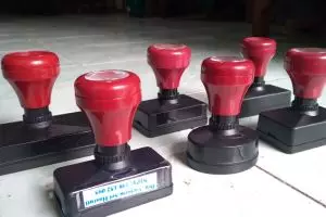 Eksistensi jasa pembuat cap stempel, benda sepele yang fungsinya vital