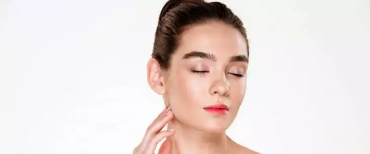 9 Tips makeup antiluntur untuk kulit berminyak, wajah bebas kilau