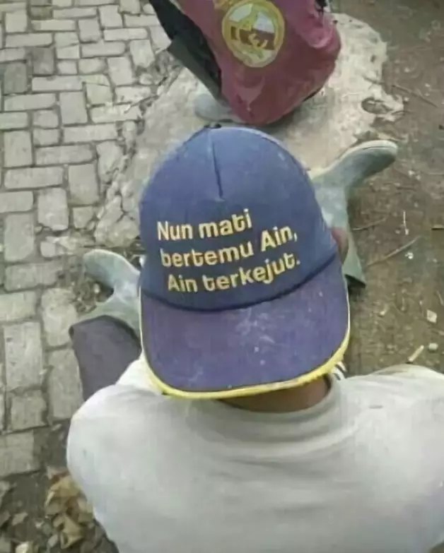 Tulisan lucu di topi Berbagai sumber