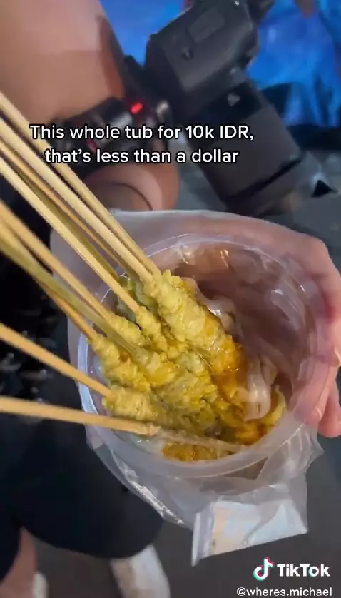 Bule makan telur gulung Berbagai sumber Bule makan telur gulung Berbagai sumber