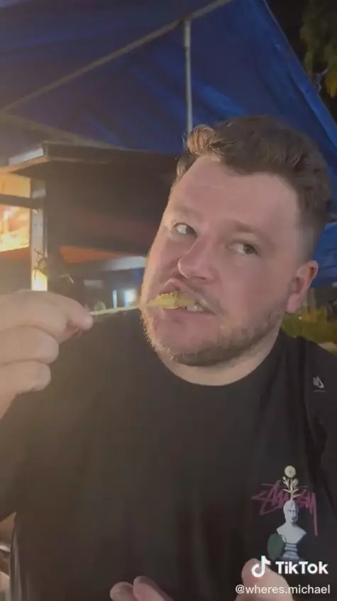 Bule makan telur gulung Berbagai sumber Bule makan telur gulung Berbagai sumber