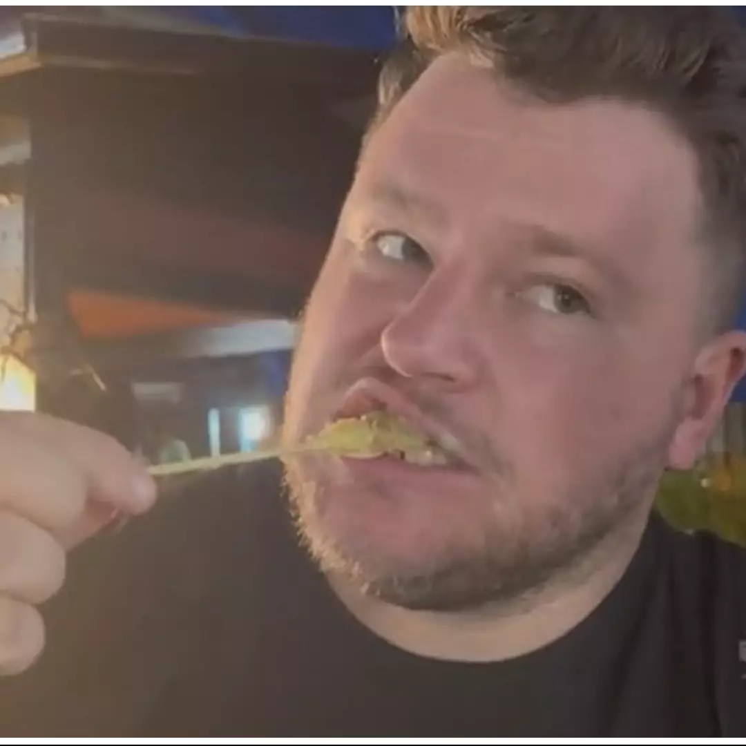 Bule ini pertama kali coba telur gulung, responsnya mengejutkan