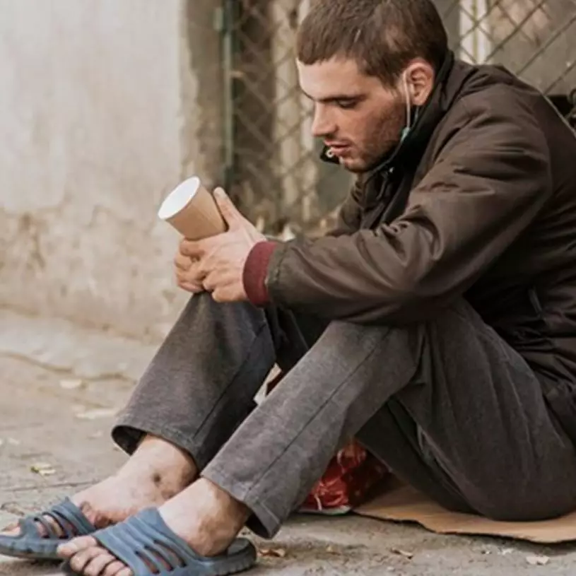 Customer service mengira kliennya pemulung, ternyata sosok tak terduga