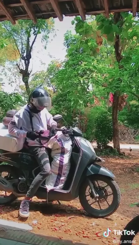 Kurir paket pakai mic TikTok/@hy.ansor Kurir paket pakai mic TikTok/@hy.ansor