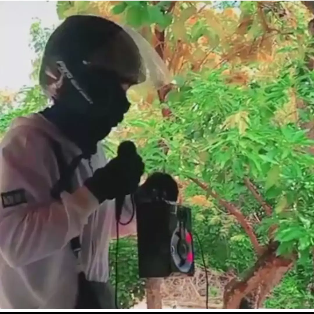 Kesal pemesan tak dengar saat dipanggil, kurir paket ini pakai speaker