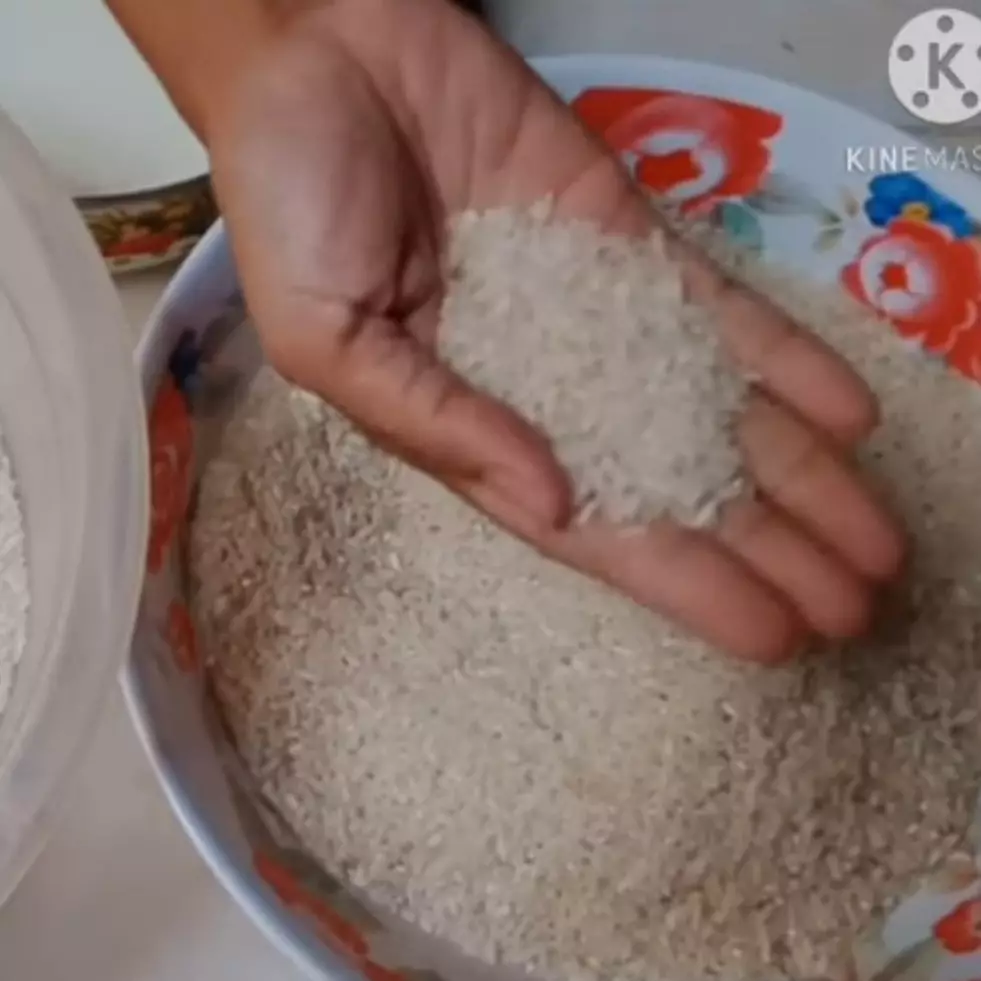 Jangan dibuang, begini trik memasak beras yang sudah bau apek