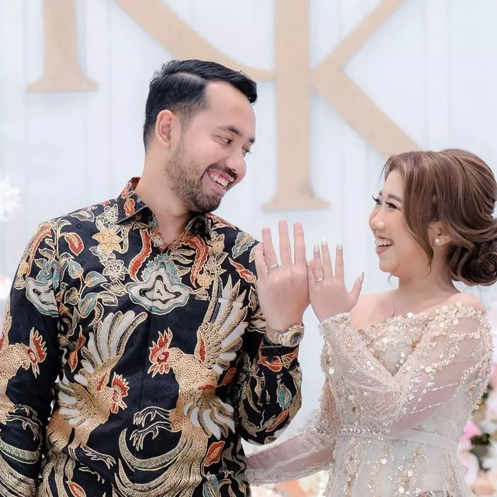 11 Momen lamaran Kiky Saputri, digelar di hari ulang tahun