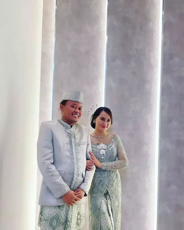 Sule dan Memes Prameswari pakai baju pengantin © Instagram/@memessyah_fc