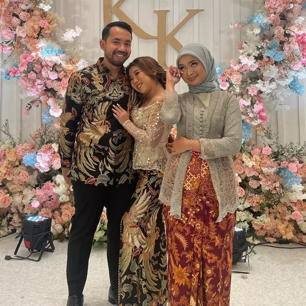 7 Gaya seleb di acara lamaran Kiky Saputri, Hesti pakai kain Bali