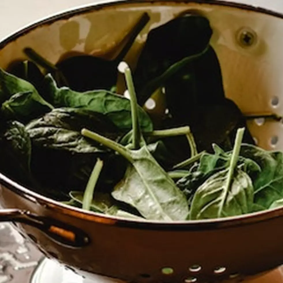 Jangan langsung dibelah, ini trik sederhana bersihkan kangkung