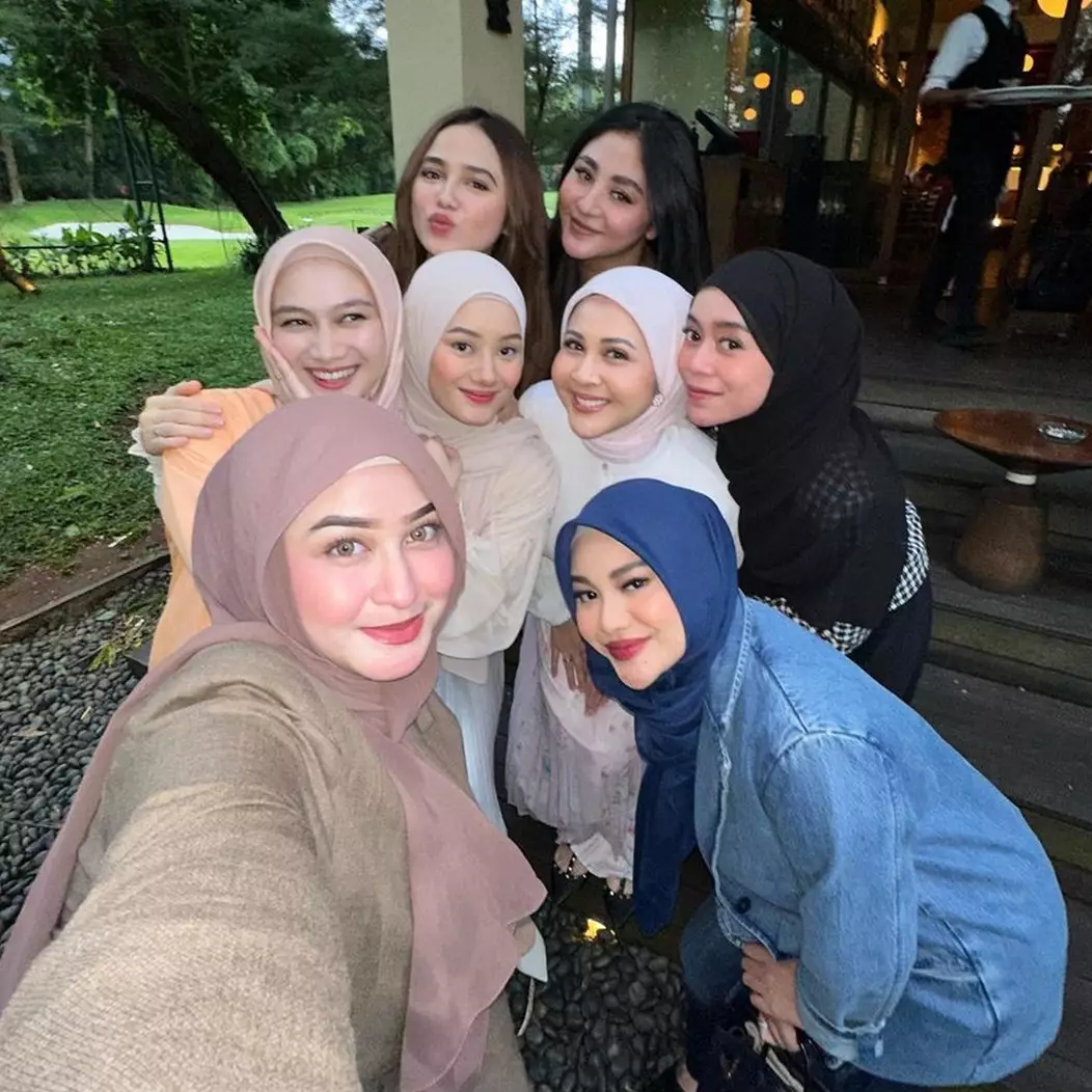 Potret cerianya Lesty Kejora ngumpul bareng geng seleb usai kasus KDRT