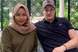 Diejek wajah jelek dapat bule ganteng, wanita ini balas pamer prestasi