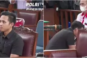 Momen Bharada E bertemu orang tua Brigadir J, salaman lalu bersimpuh