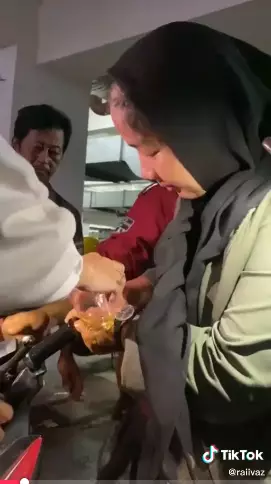 Momen jari wanita nyangkut di stang motor Tiktok Momen jari wanita nyangkut di stang motor Tiktok