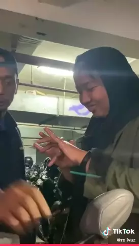Momen jari wanita nyangkut di stang motor Tiktok Momen jari wanita nyangkut di stang motor Tiktok