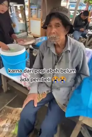 Kakek tukar centong dagangan demi sepiring nasi TikTok Kakek tukar centong dagangan demi sepiring nasi TikTok