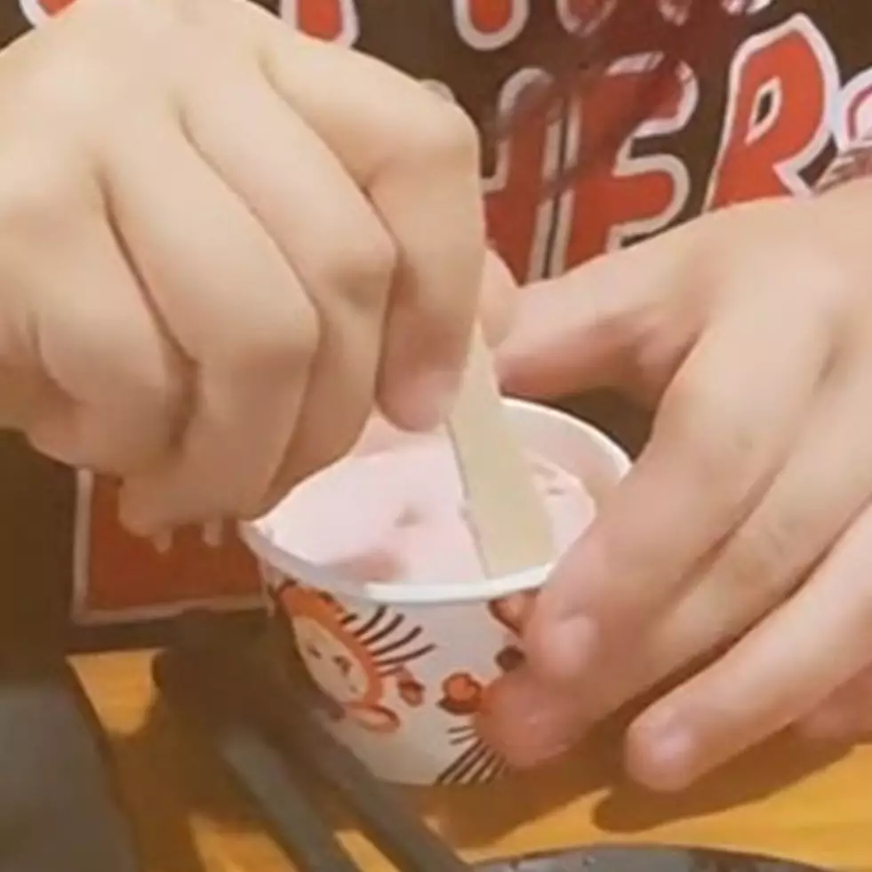 Cara wanita makan es krim cup beku ini unik dan kreatif abis