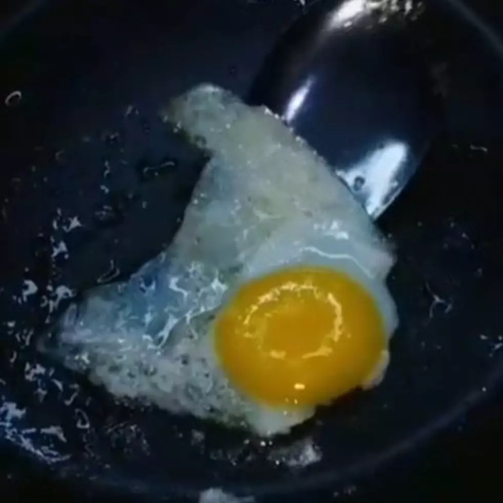 Cara anak kos masak telur tanpa kompor ini unik, bikin geleng kepala