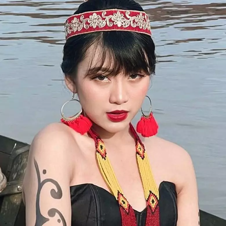 11 Transformasi Ghea Indrawari, konsisten dengan rambut berponi