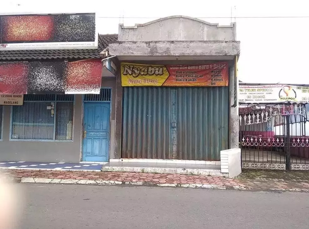 Spanduk toko pakai singkatan  Berbagai sumber