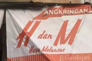 11 Potret spanduk toko pakai singkatan kata, bikin mikir keras