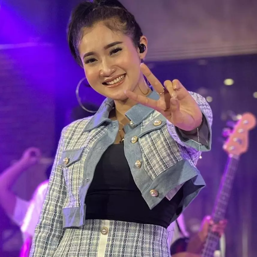 11 Potret lawas pedangdut Yeni Inka, pernah jadi pembawa baki Paskibra