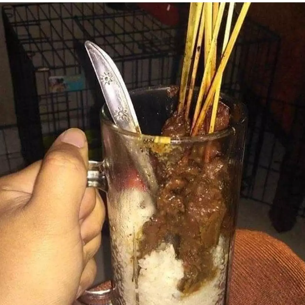 11 Tingkah lucu orang makan sate, cara makannya ada-ada aja