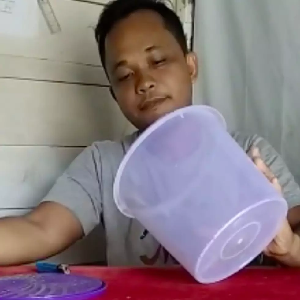 Cara praktis hilangkan aroma tak sedap pada toples plastik
