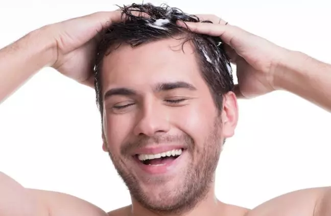 Tips merawat rambut kering untuk pria freepik.com Tips merawat rambut kering untuk pria freepik.com