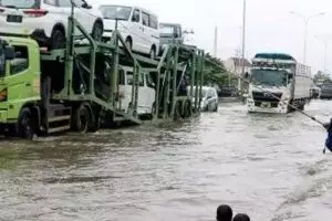 17 Momen lucu memancing di sembarang tempat ini bikin tepuk jidat