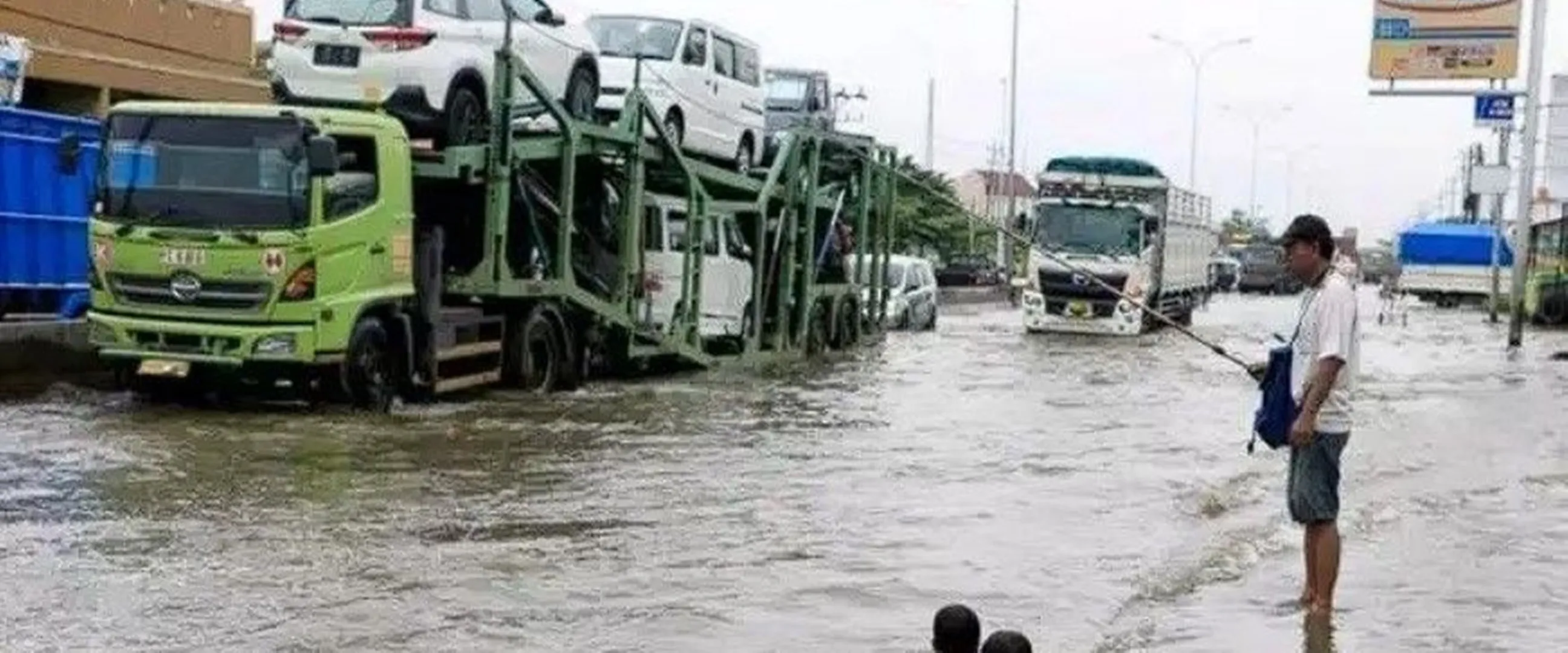 17 Momen lucu memancing di sembarang tempat ini bikin tepuk jidat