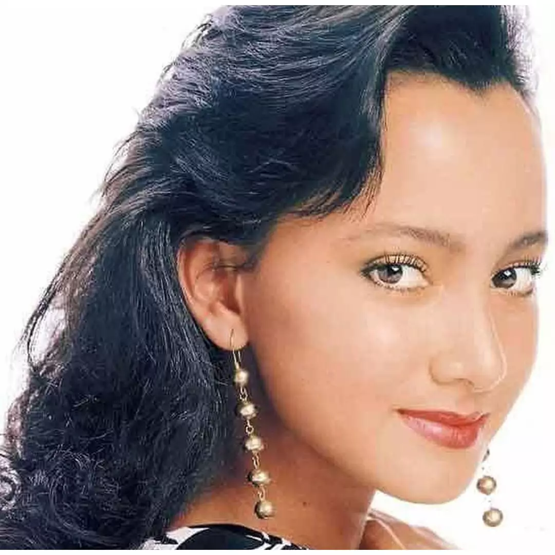 11 Potret dulu dan kini Karina Suwandi, parasnya dipuji awet muda