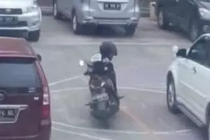 13 Potret motor parkir di tempat nggak semestinya, bikin mikir keras