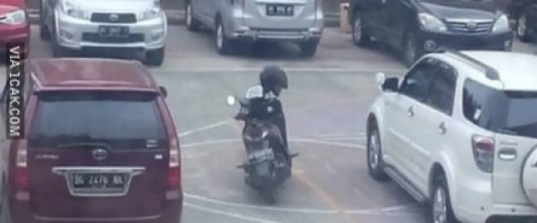 13 Potret motor parkir di tempat nggak semestinya, bikin mikir keras
