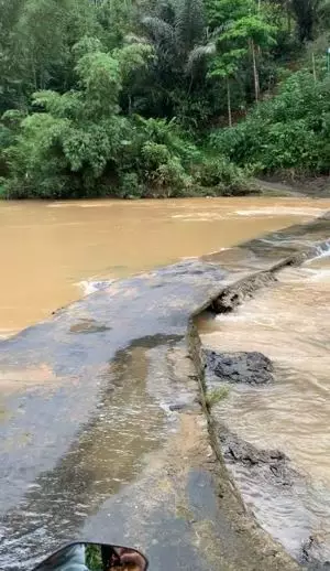 Aksi dua wanita lewati jalanan ekstrem TikTok