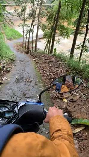 Aksi dua wanita lewati jalanan ekstrem TikTok