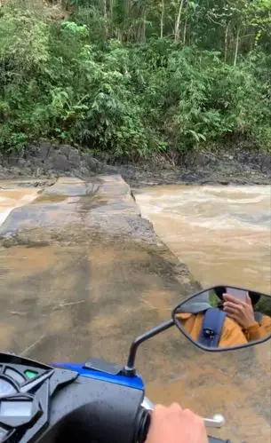 Aksi dua wanita lewati jalanan ekstrem TikTok