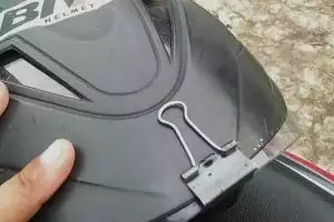 11 Potret nyeleneh siasati helm rusak ini idenya bikin geleng kepala