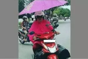 11 Aksi kocak emak-emak naik sepeda motor, bikin nggak habis pikir