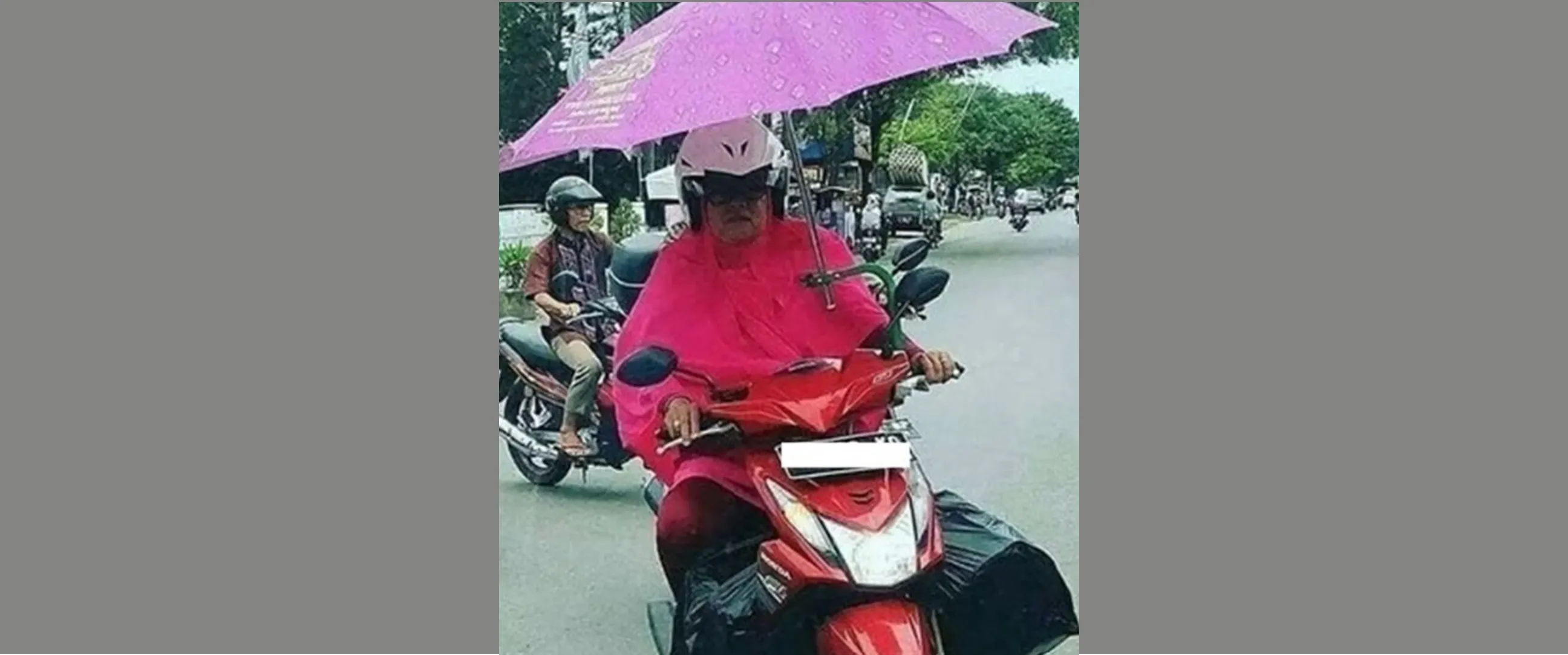 11 Aksi kocak emak-emak naik sepeda motor, bikin nggak habis pikir