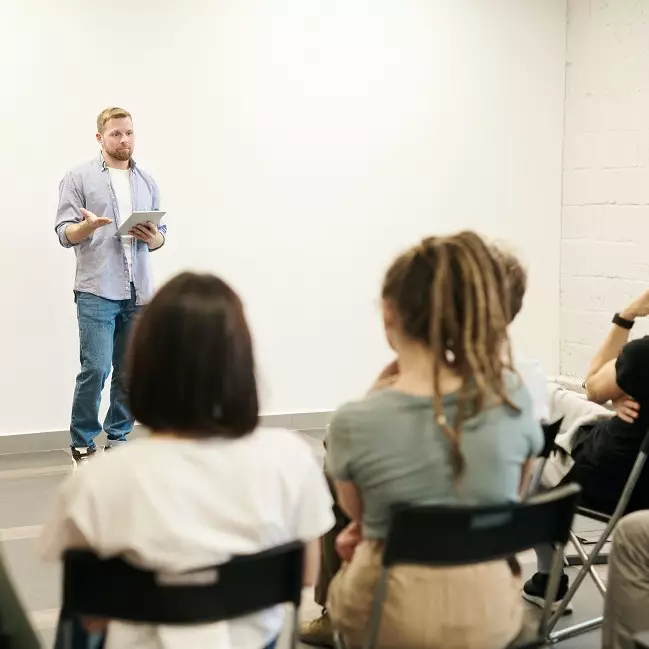 27 Contoh kalimat comparative degree bahasa Inggris beserta artinya