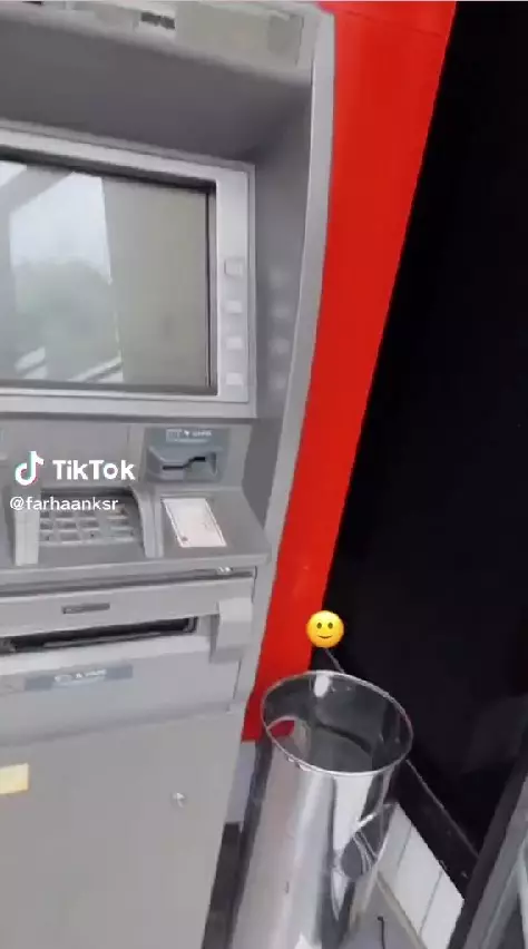 ATM tersempit di dunia © TikTok/@farhaanksr