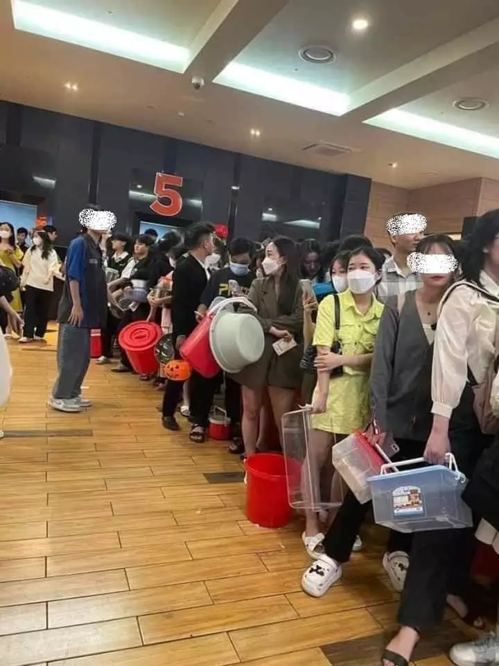 momen warga vietnam antri popcorn gratis © facebook momen warga vietnam antri popcorn gratis © facebook